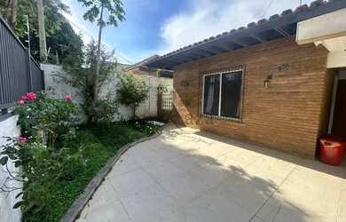 Imagem: A casa possui 3 Dormitórios, 3 Banheiros, 4 Vagas na garagem