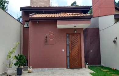 Imagem: A casa possui 3 Dormitórios, 3 Banheiros, 2 Vagas na garagem