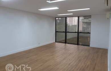 Imagem: O depósito possui 3 Vagas na garagem, 240m² de Área e está