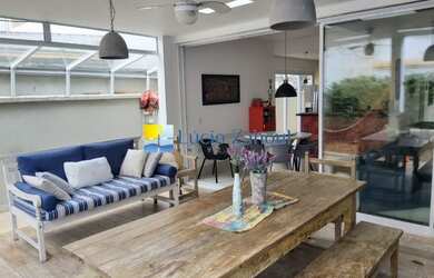 Imagem: A casa em condomínio possui 4 Dormitórios, 4 Banheiros, 2