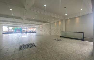 Imagem: O depósito possui 4 Vagas na garagem, 830m² de Área e está