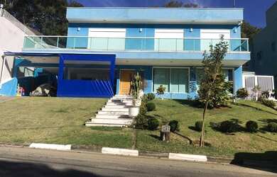 Imagem: A casa em condomínio possui 4 Dormitórios, 2 Banheiros, 5