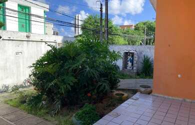 Imagem: A casa possui 4 Dormitórios, 2 Banheiros, 3 Vagas na garagem