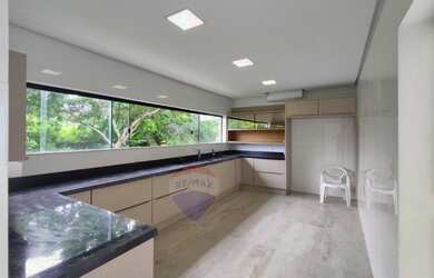 Imagem 2: Casa de condomínio para venda possui 882 metros quadrados com 8 quartos....