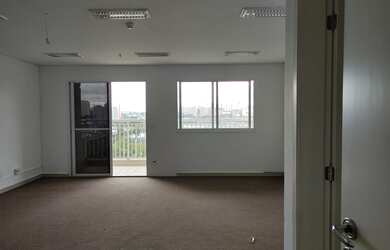 Imagem: O depósito possui 2 Vagas na garagem, 90m² de Área e está