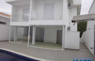 Imagem: A casa em condomínio possui 4 Dormitórios, 5 Banheiros, 4