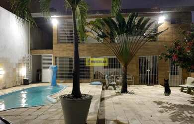 Imagem: A casa possui 3 Dormitórios, 4 Banheiros, 5 Vagas na garagem