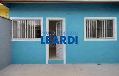 Imagem: A casa possui 3 Dormitórios, 2 Banheiros, 2 Vagas na garagem