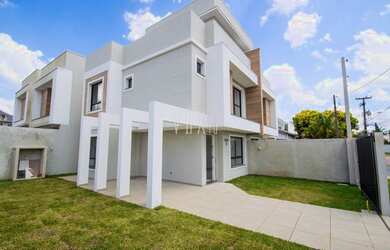 Imagem: A casa possui 3 Dormitórios, 3 Banheiros, 2 Vagas na garagem