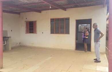 Imagem: A casa possui 2 Dormitórios, 2 Banheiros, 2 Vagas na garagem