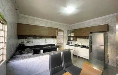 Imagem: A casa possui 3 Dormitórios, 2 Banheiros, 2 Vagas na garagem