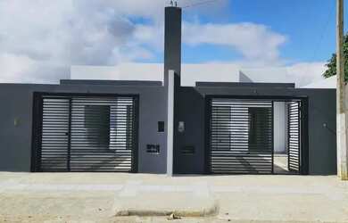 Imagem: A casa possui 3 Dormitórios, 2 Banheiros, 2 Vagas na garagem