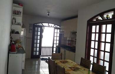 Imagem: A casa possui 3 Dormitórios, 3 Banheiros, 1 Vaga na garagem