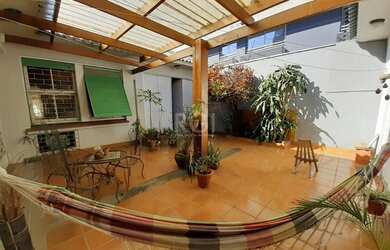 Imagem: A casa possui 3 Dormitórios, 1 Banheiro, 3 Vagas na garagem