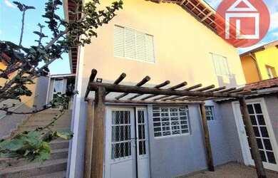 Imagem: A casa possui 3 Dormitórios, 3 Banheiros, 2 Vagas na garagem