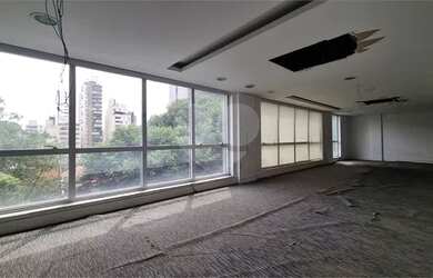 Imagem: O depósito possui 5 Vagas na garagem e 1025m² de Área e está