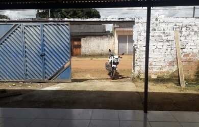 Imagem: A casa possui 3 Dormitórios, 2 Banheiros, 2 Vagas na garagem