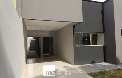 Imagem: A casa possui 3 Dormitórios, 2 Banheiros, 1 Vaga na garagem