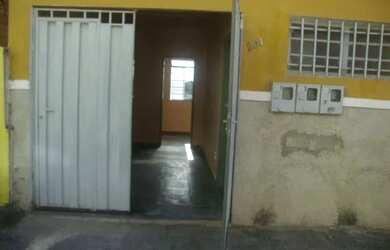 Imagem: A casa possui 2 Dormitórios, 1 Banheiro, 1 Vaga na garagem