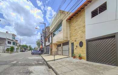 Imagem: A casa possui 3 Dormitórios, 1 Banheiro, 1 Vaga na garagem