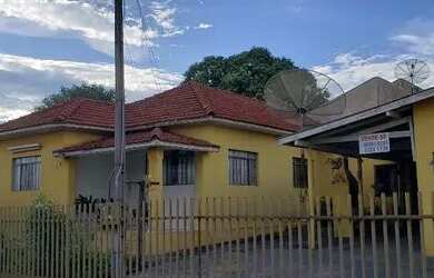 Imagem: A casa possui 4 Dormitórios, 2 Banheiros, 3 Vagas na garagem