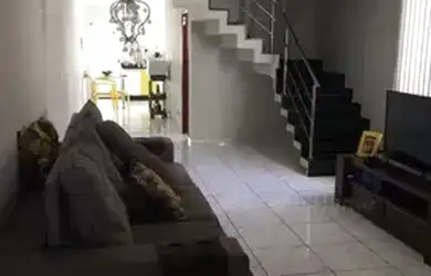 Imagem: A casa possui 3 Dormitórios, 3 Banheiros, 4 Vagas na garagem