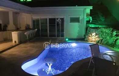 Imagem: A casa possui 5 Dormitórios, 5 Banheiros, 4 Vagas na garagem