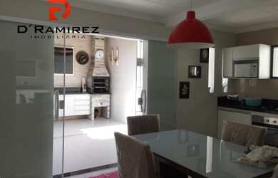 Imagem: A casa possui 2 Dormitórios, 3 Banheiros, 2 Vagas na garagem