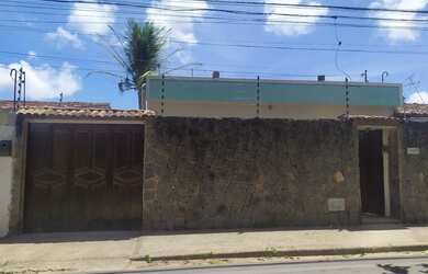 Imagem: A casa possui 3 Dormitórios, 2 Banheiros e 170m² de Área