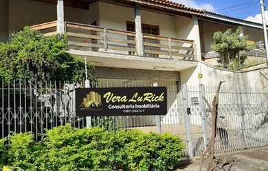 Imagem: A casa possui 4 Dormitórios, 3 Banheiros, 4 Vagas na garagem