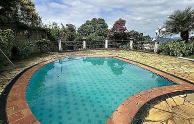 Imagem: A casa possui 2 Dormitórios, 4 Banheiros, 2 Vagas na garagem