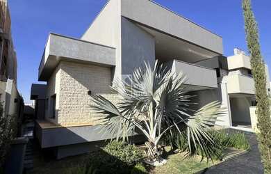 Imagem: A casa em condomínio possui 4 Dormitórios, 3 Banheiros, 2