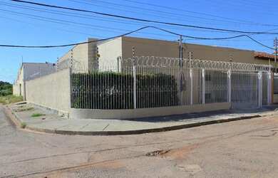 Imagem: A casa possui 3 Dormitórios, 2 Banheiros, 5 Vagas na garagem