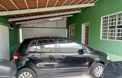 Imagem: A casa possui 3 Dormitórios, 2 Banheiros, 5 Vagas na garagem