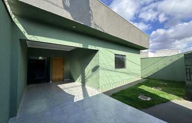 Imagem: A casa possui 3 Dormitórios, 1 Banheiro, 2 Vagas na garagem