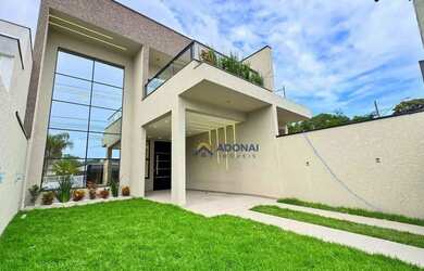 Imagem: A casa possui 4 Dormitórios, 4 Banheiros, 3 Vagas na garagem