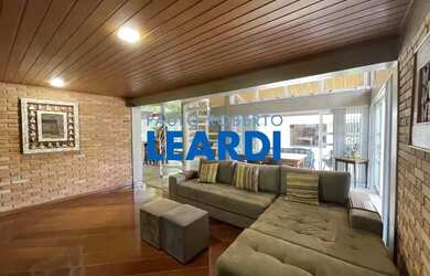 Imagem: A casa possui 4 Dormitórios, 5 Banheiros, 5 Vagas na garagem