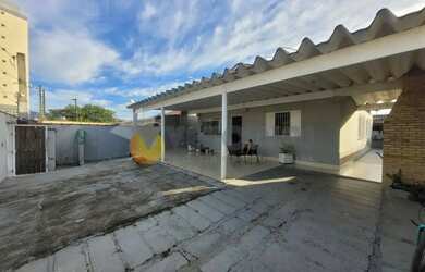 Imagem: A casa possui 3 Dormitórios, 2 Banheiros, 4 Vagas na garagem