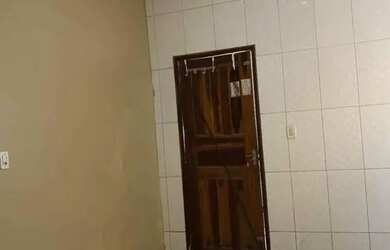 Imagem: A casa possui 4 Dormitórios, 2 Banheiros, 1 Vaga na garagem