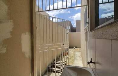 Imagem: A casa possui 2 Dormitórios, 2 Banheiros, 1 Vaga na garagem