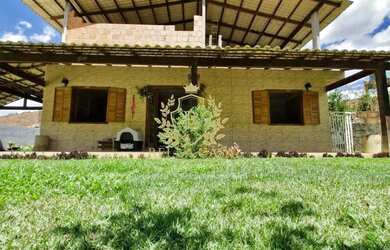 Imagem: A casa possui 4 Dormitórios, 2 Banheiros, 2 Vagas na garagem