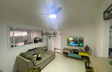 Imagem: A casa possui 3 Dormitórios, 2 Banheiros, 2 Vagas na garagem