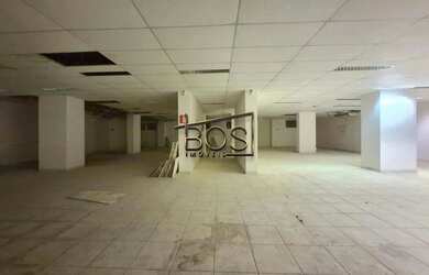 Imagem: O depósito possui 2 Vagas na garagem e 690m² de Área e está