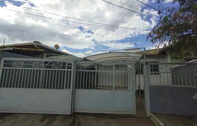 Imagem: A casa possui 3 Dormitórios, 3 Banheiros, 2 Vagas na garagem