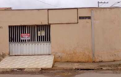 Imagem: A casa possui 3 Dormitórios, 2 Banheiros, 2 Vagas na garagem