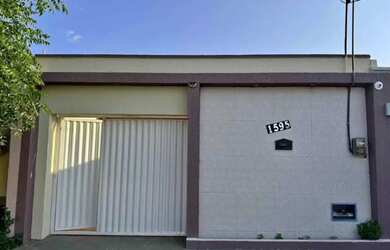 Imagem: A casa possui 2 Dormitórios, 1 Banheiro e está localizado