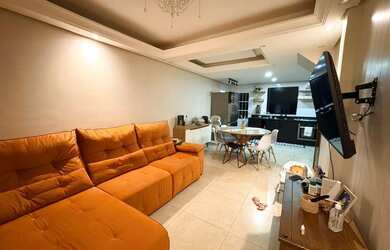 Imagem: A casa à venda possui 2 Dormitórios, 1 Banheiro, 2 Vagas na