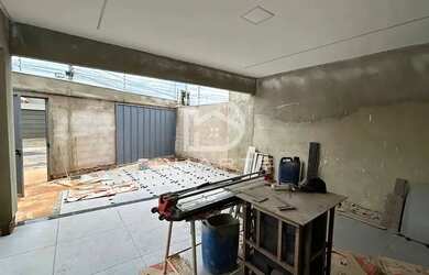 Imagem: A casa possui 3 Dormitórios, 2 Banheiros, 2 Vagas na garagem