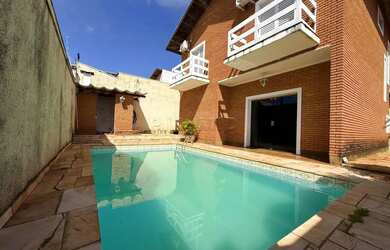 Imagem: A casa possui 4 Dormitórios, 5 Banheiros, 5 Vagas na garagem