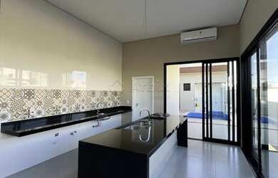 Imagem: A casa em condomínio possui 4 Dormitórios, 5 Banheiros, 4